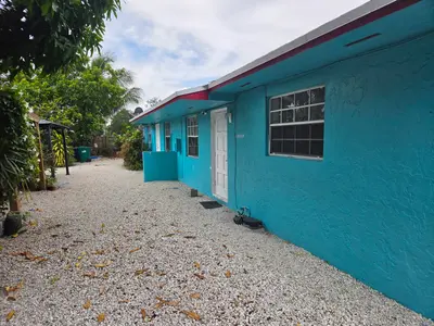10304 NW 10TH Avenue, Miami – Duplex for sale