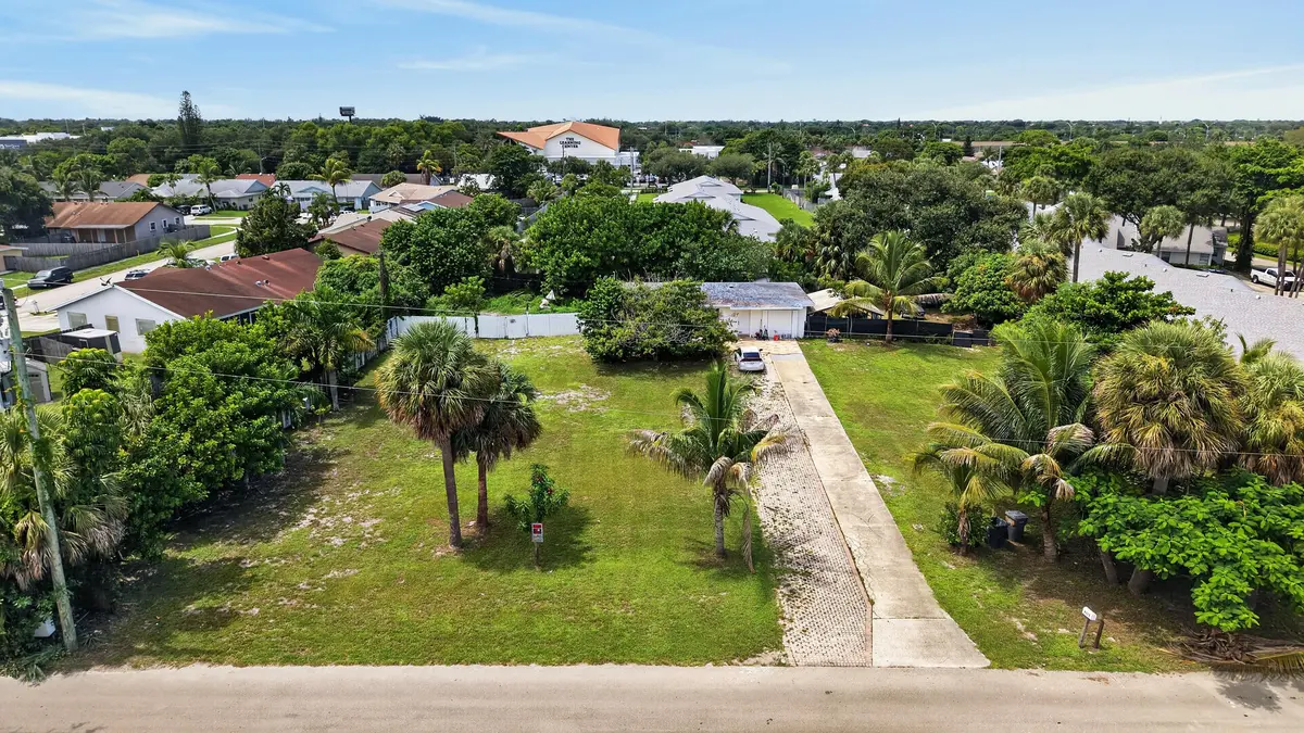 Front at 9179 SUNRISE Drive, West Palm Beach