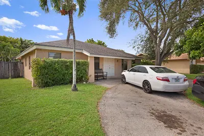 1204 SW 74th Avenue, North Lauderdale – Single Family Residence for sale