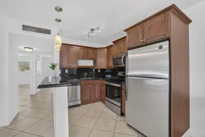 4051 NE 13TH Avenue 76-3, Oakland Park – sold