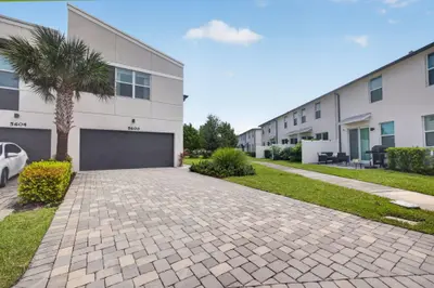 5600 Mentmore Drive, West Palm Beach – Townhouse for sale