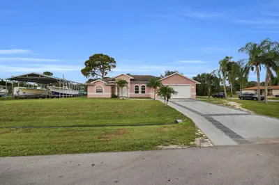 202 SE Grove Avenue, Port St. Lucie – sold