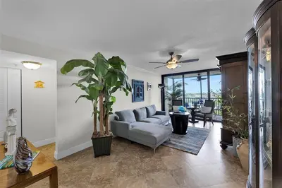 105 LAKE EMERALD Drive 711, Oakland Park – Condominium for sale
