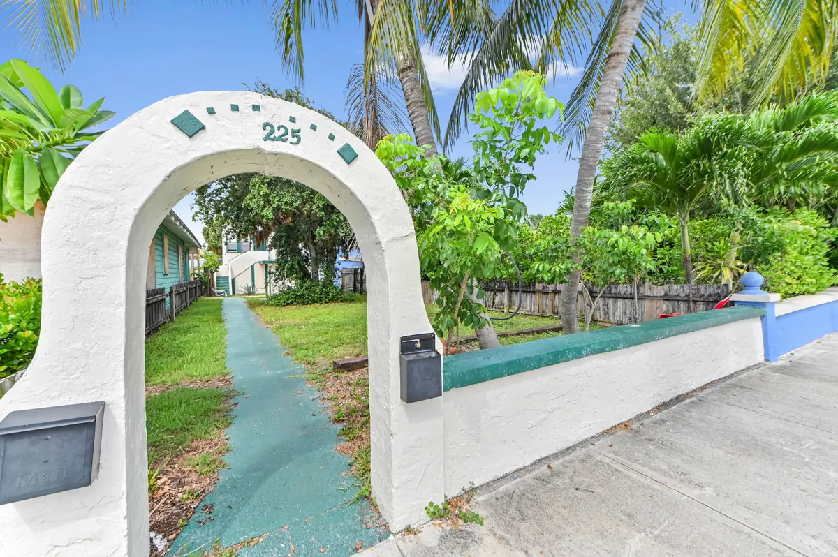 02 Entry 01 at 225 N M Street 1, Lake Worth Beach