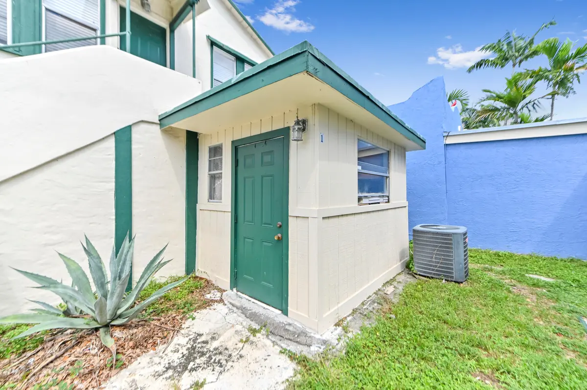 06 Entry 05 at 225 N M Street 1, Lake Worth Beach