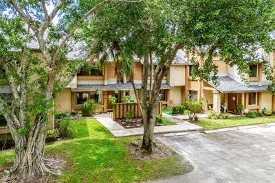 209 Wimbledon Lakes Drive, Plantation – Townhouse for sale