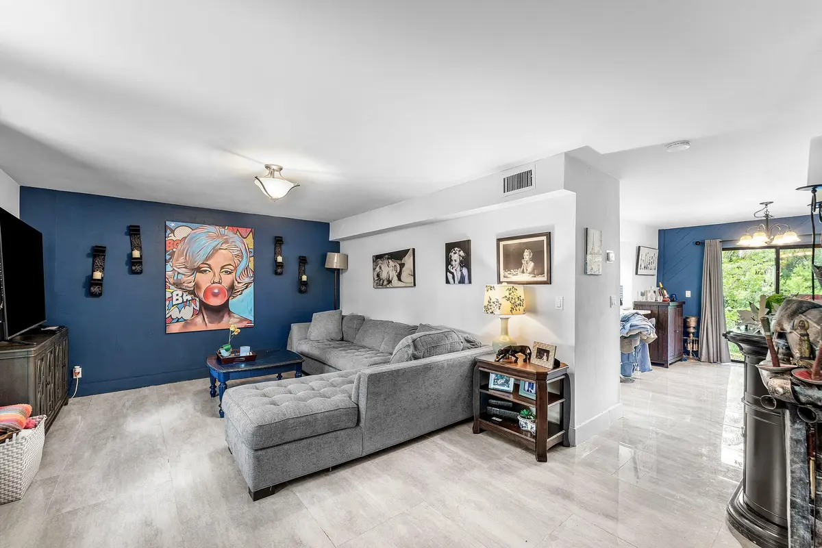 Living at 209 Wimbledon Lakes Drive, Plantation