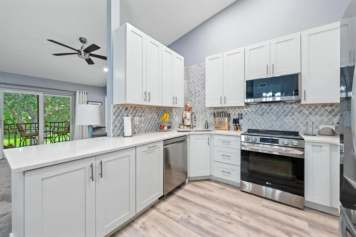 New Kitchen & Appliances at 6511 Chasewood Drive Unit g, Jupiter