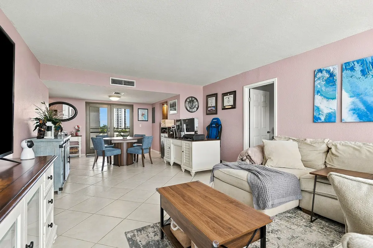 09_dsc01534_with_tv at 336 Golfview Road Unit 519, North Palm Beach
