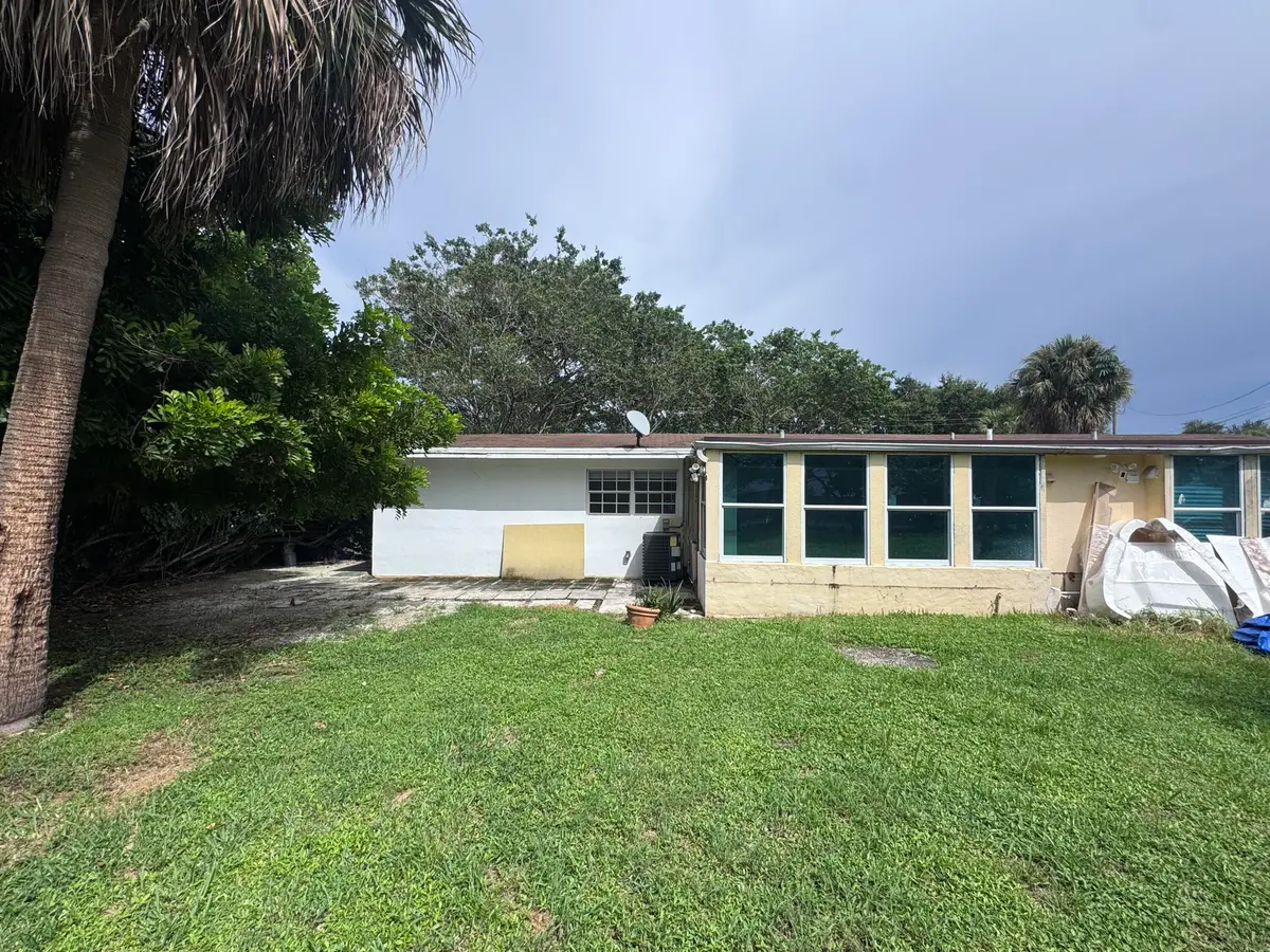 Backyard Back Patio Room at 8911 Sunset Drive, Palm Beach Gardens
