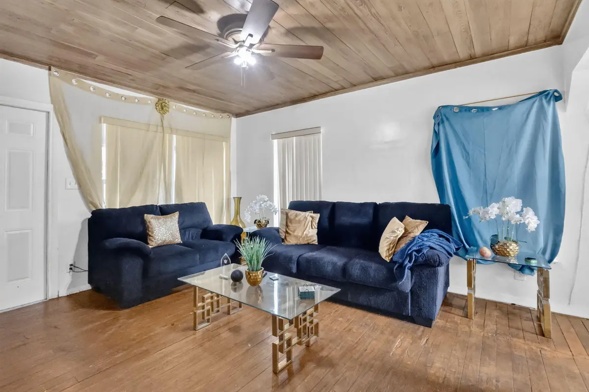 Family at 323 NW 4TH Avenue, Delray Beach