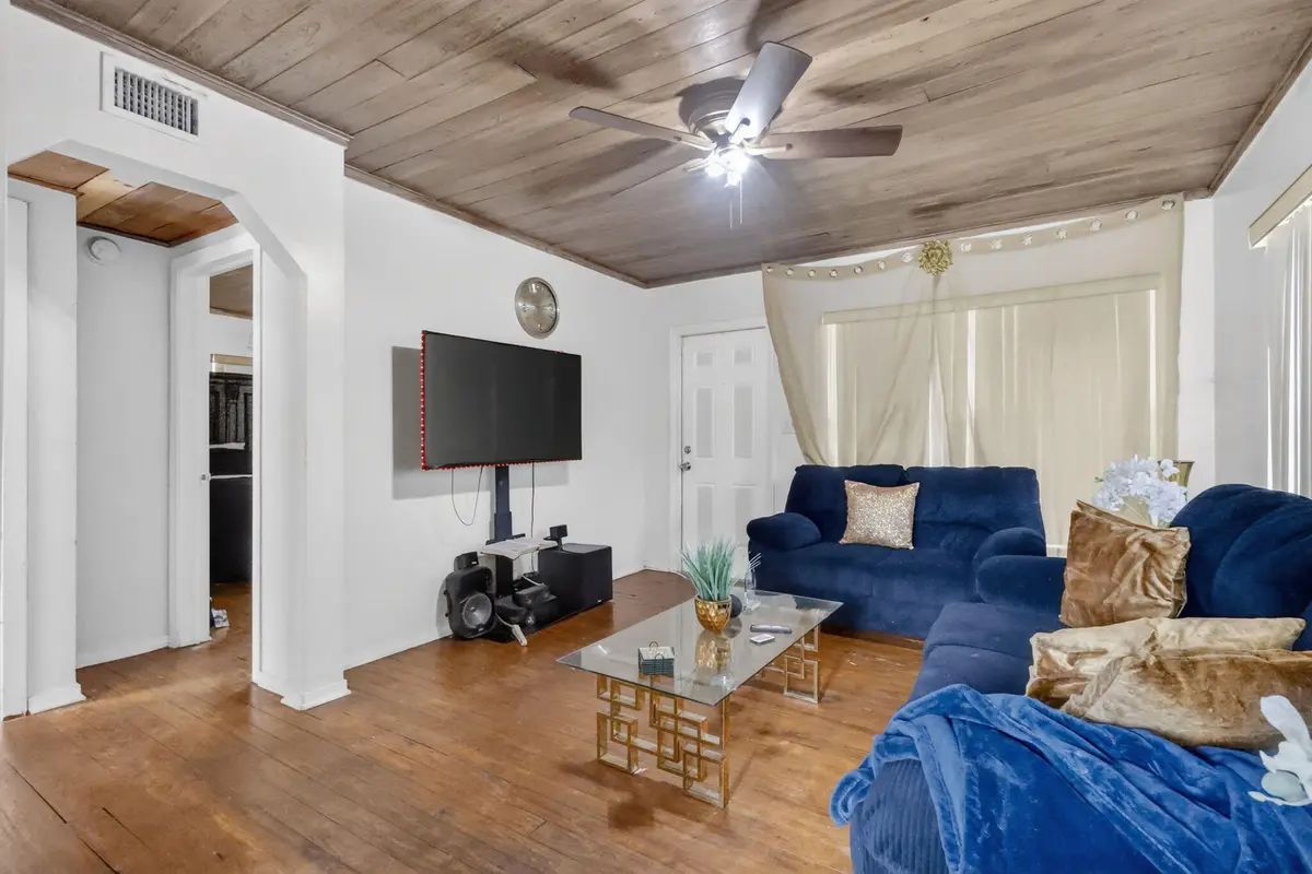 Family/living at 323 NW 4TH Avenue, Delray Beach