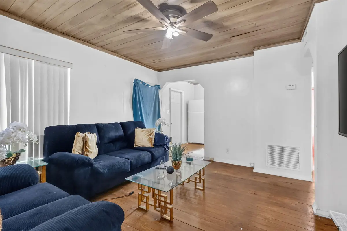 Living at 323 NW 4TH Avenue, Delray Beach
