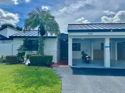 305 Lakeside Court, Sunrise – Condominium for sale