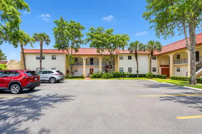 453 Lake Frances Drive, West Palm Beach – Condominium for sale