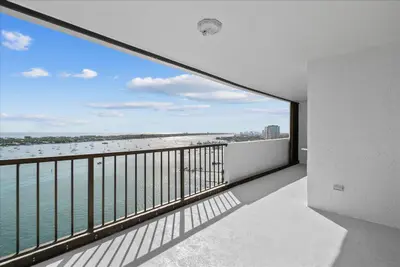 5200 N FLAGLER Drive 2402, West Palm Beach – Condominium for rent