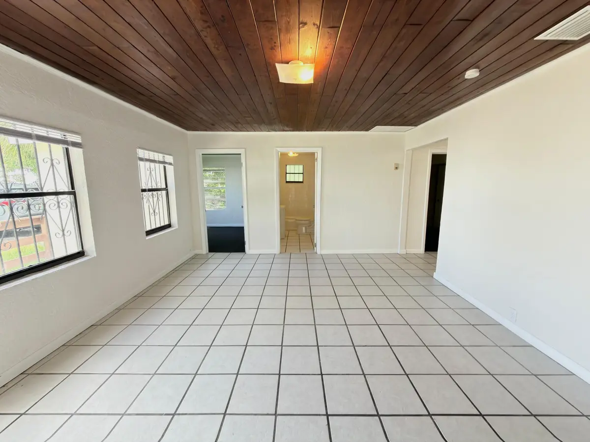 WhatsApp Image 2026-09-10 at 19.04.35 (2 at 706 23RD Street, West Palm Beach