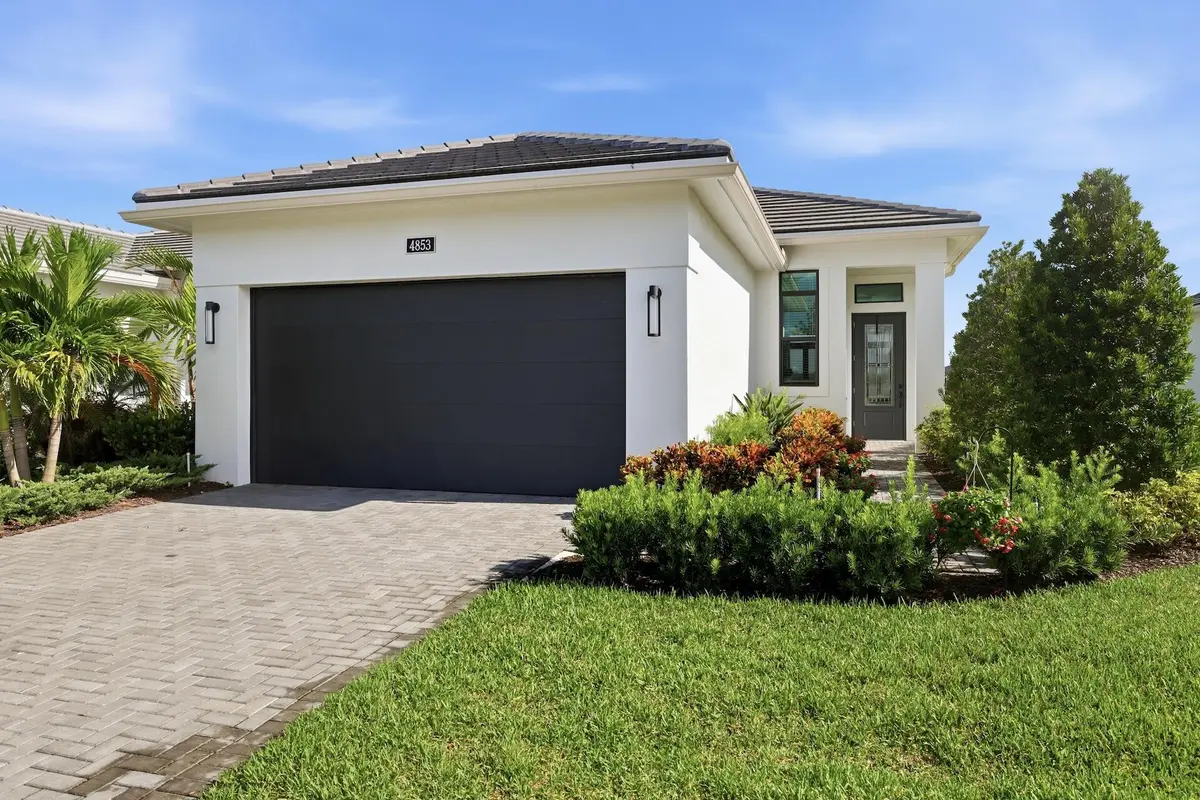 0H8A3496 at 4853 Saint Armands Way, Westlake