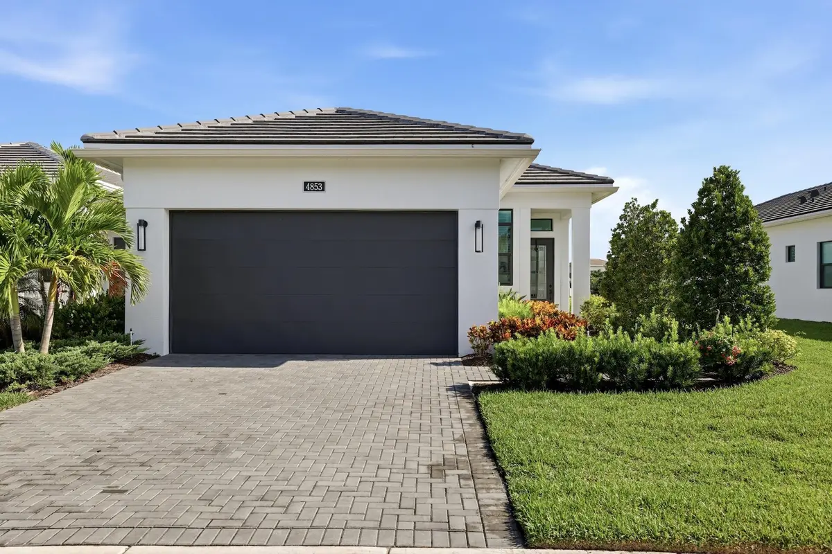 Front at 4853 Saint Armands Way, Westlake