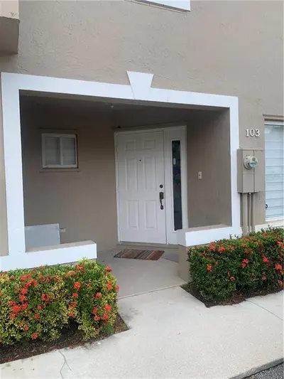 103 Riviera Circle, Weston – Townhouse for rent