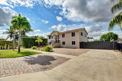1371 Woodcrest Road, West Palm Beach – Single Family Residence for sale