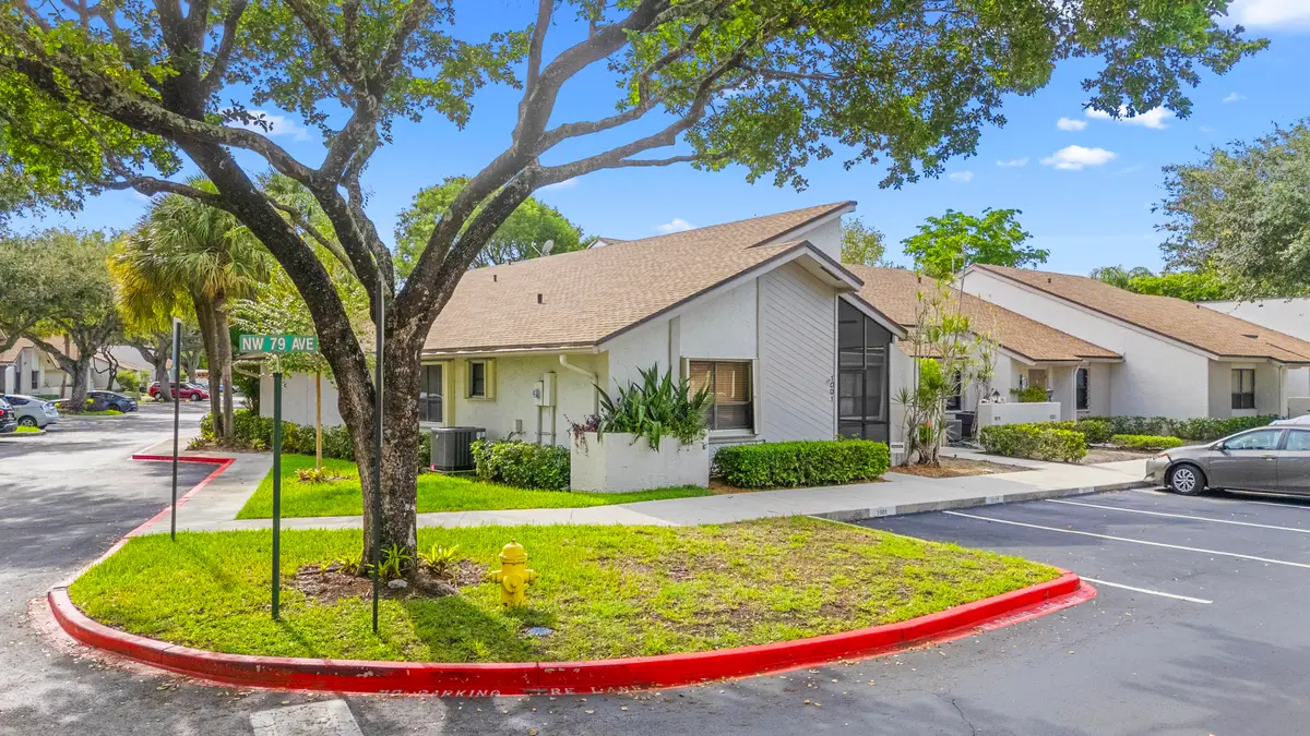Nice private corner lot at 1001 NW 79th Avenue, Plantation