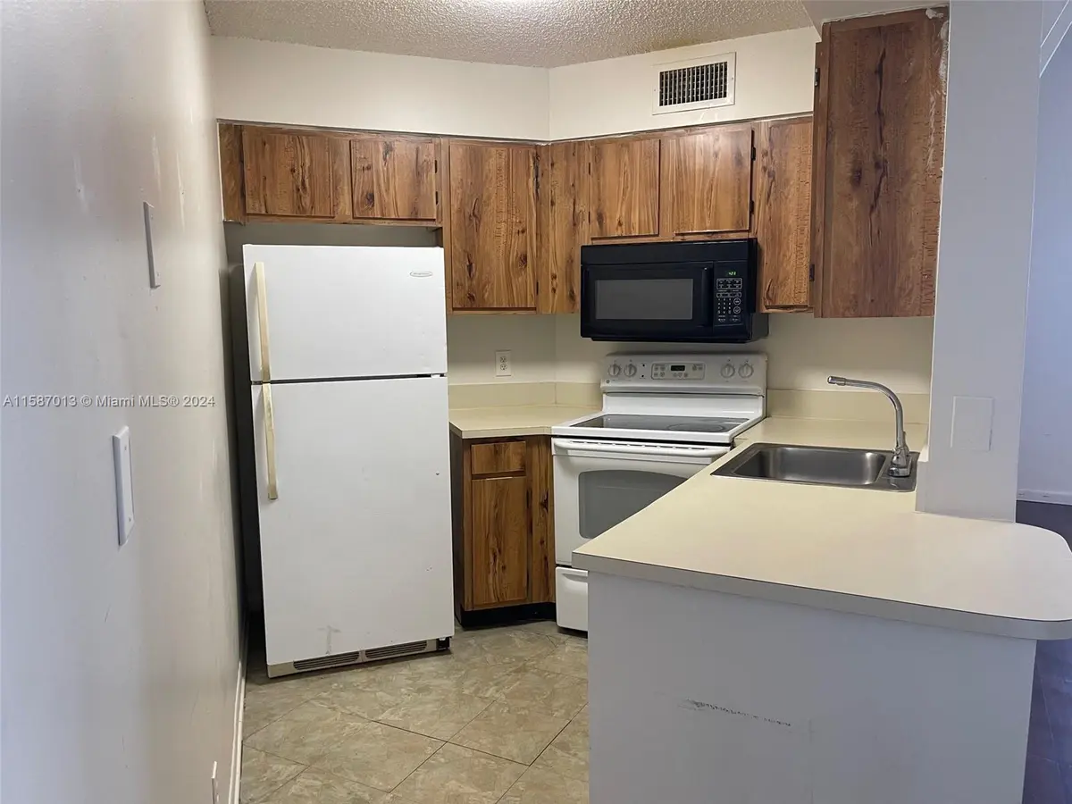 210 Lake Pic 3 at 212 Lake Pointe Drive 313, Oakland Park