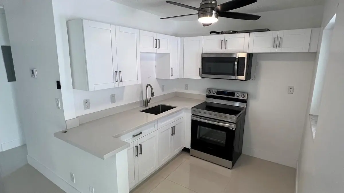 Photo 3 at 220 SE 22nd Avenue Unit 2, Pompano Beach