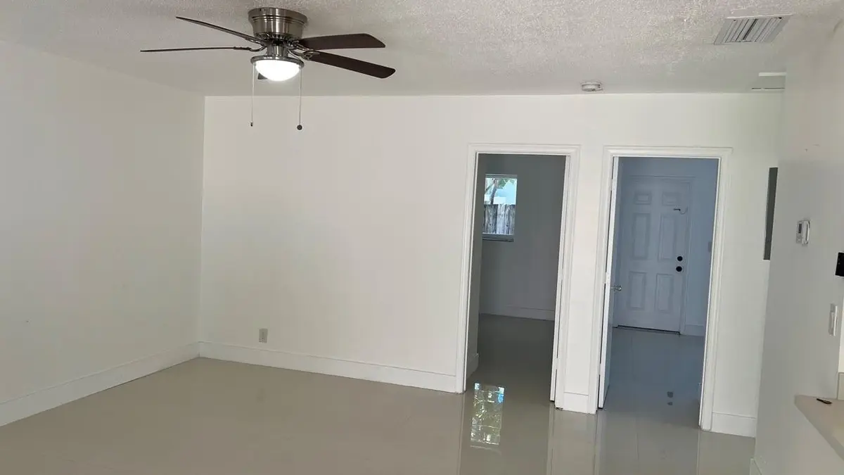 Photo 4 at 220 SE 22nd Avenue Unit 2, Pompano Beach
