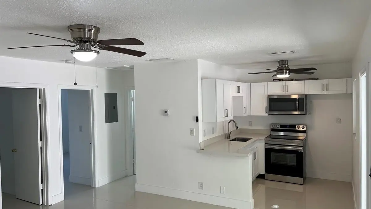 Photo 5 at 220 SE 22nd Avenue Unit 2, Pompano Beach