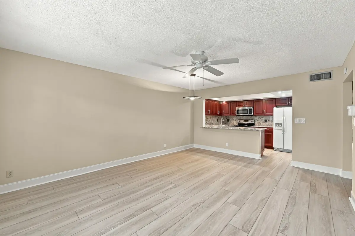 08_dining area at 424 NW 70TH Avenue 121, Plantation