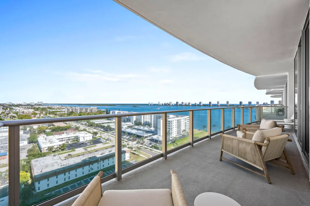 LUX_2755 at 220 Lake Shore Drive 1413, Lake Park