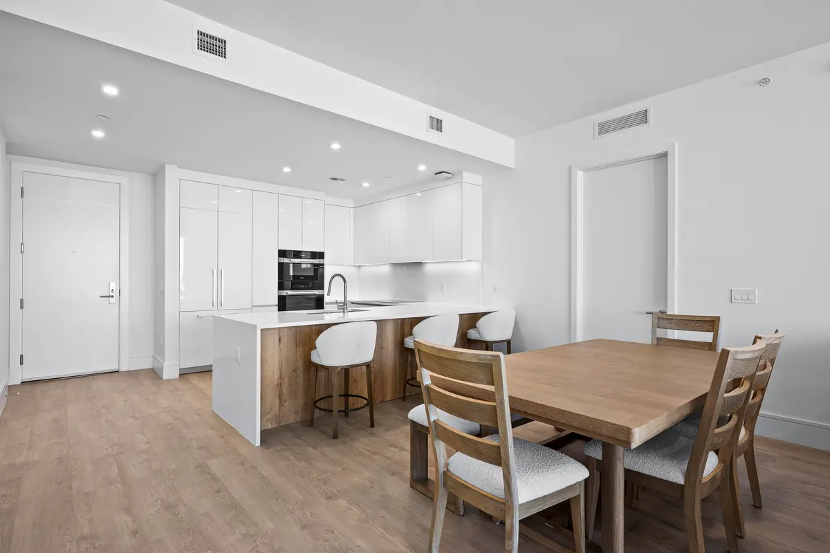 LUX_2715 at 220 Lake Shore Drive 1413, Lake Park