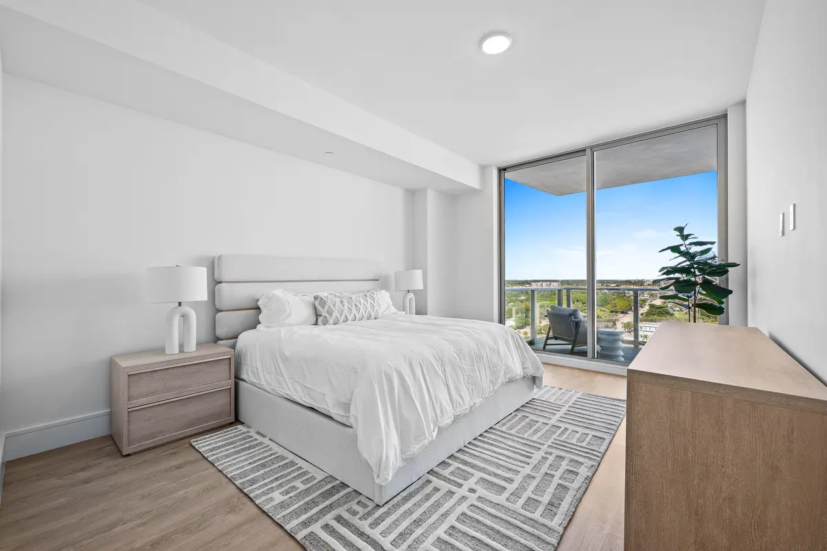 LUX_2725 at 220 Lake Shore Drive 1413, Lake Park