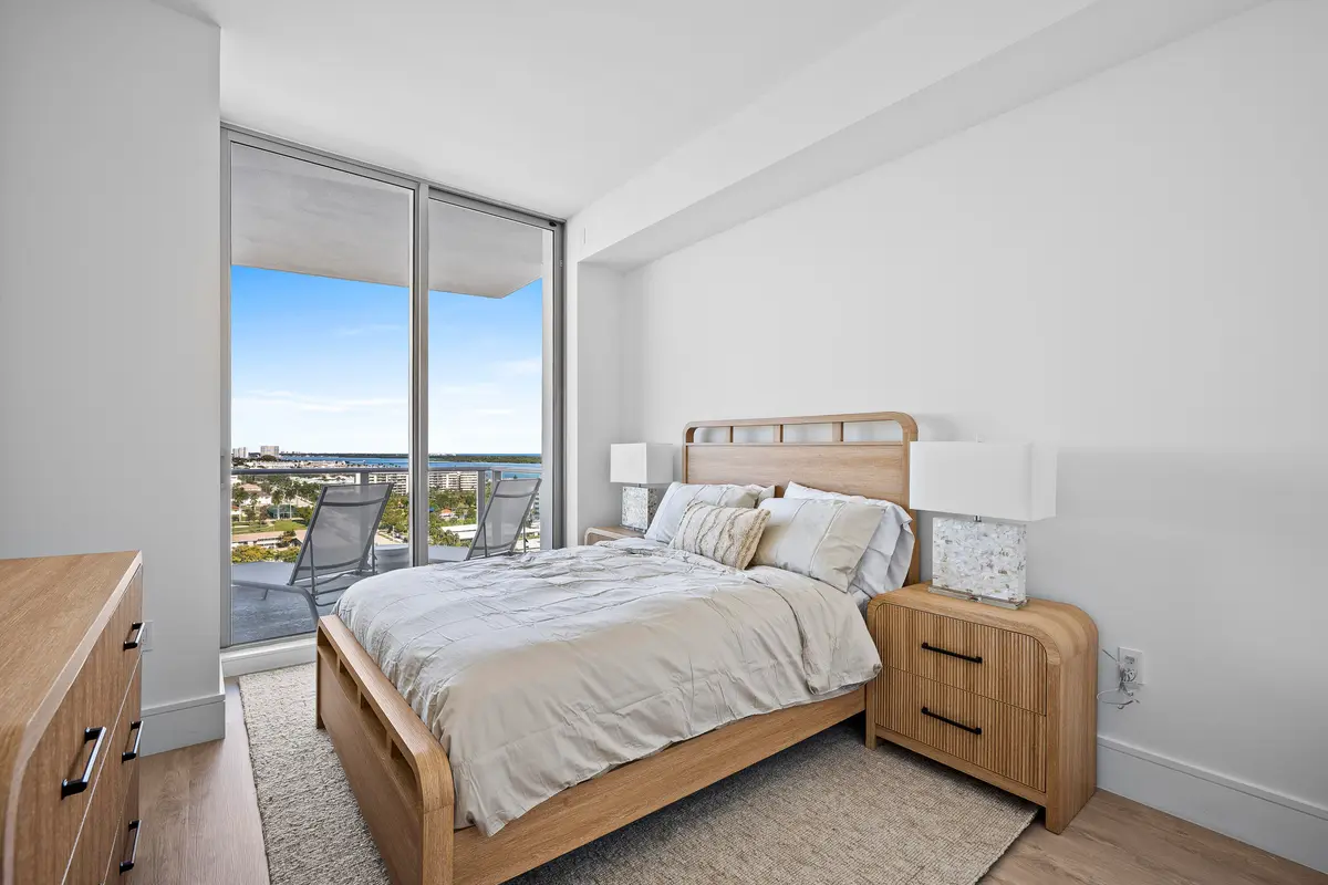 LUX_2740 at 220 Lake Shore Drive 1413, Lake Park