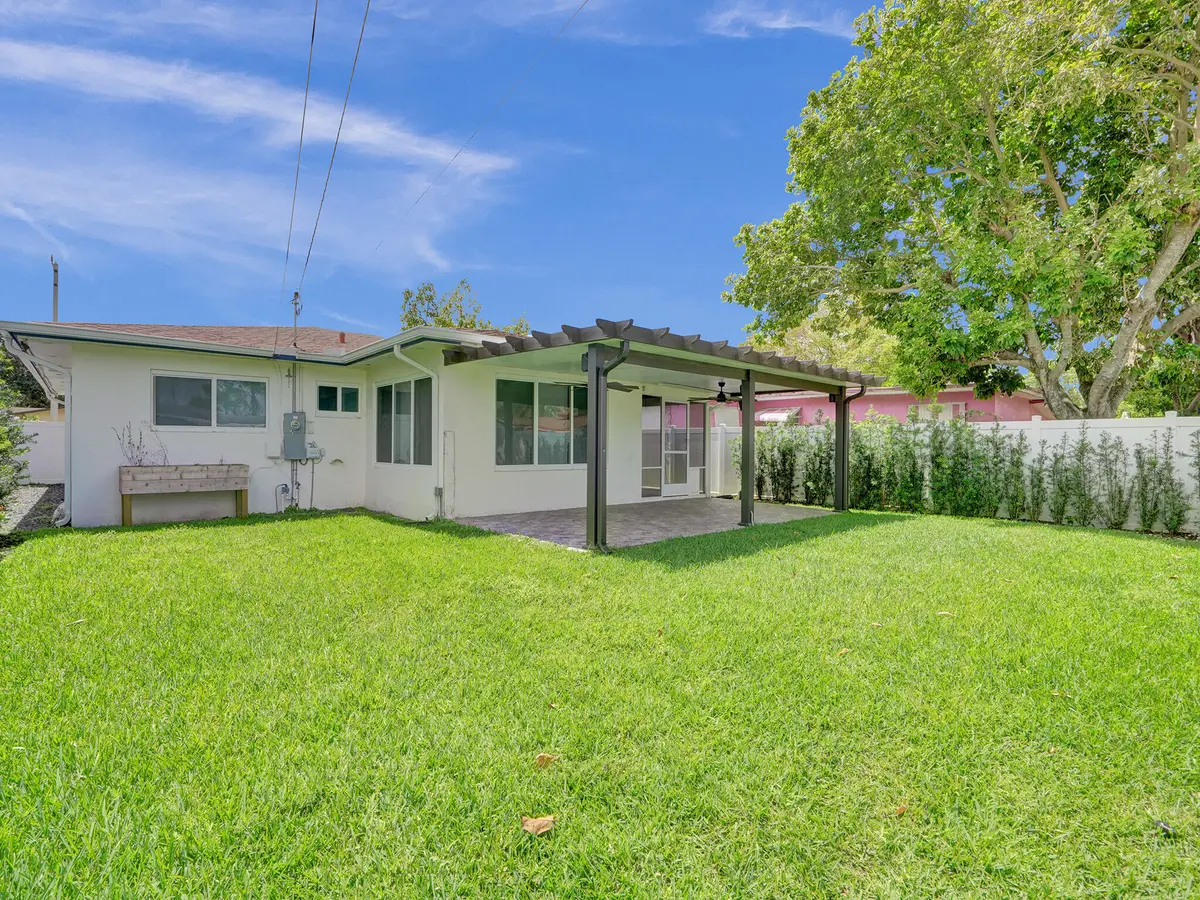 Room for outdoor games at 4309 JOHNSON Street, Hollywood