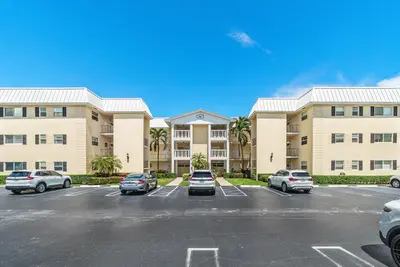 16 Colonial Club Drive 302, Boynton Beach – Condominium for sale