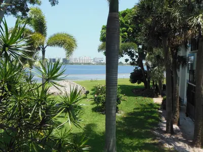 728 EXECUTIVE CENTER Drive 27, West Palm Beach – Condominium for sale