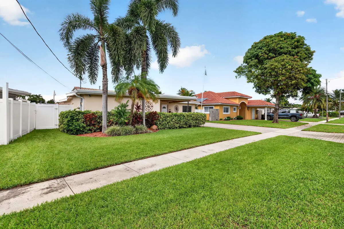 3-web-or-mls-699A7748 at 943 NAUTILUS Isle, Dania Beach