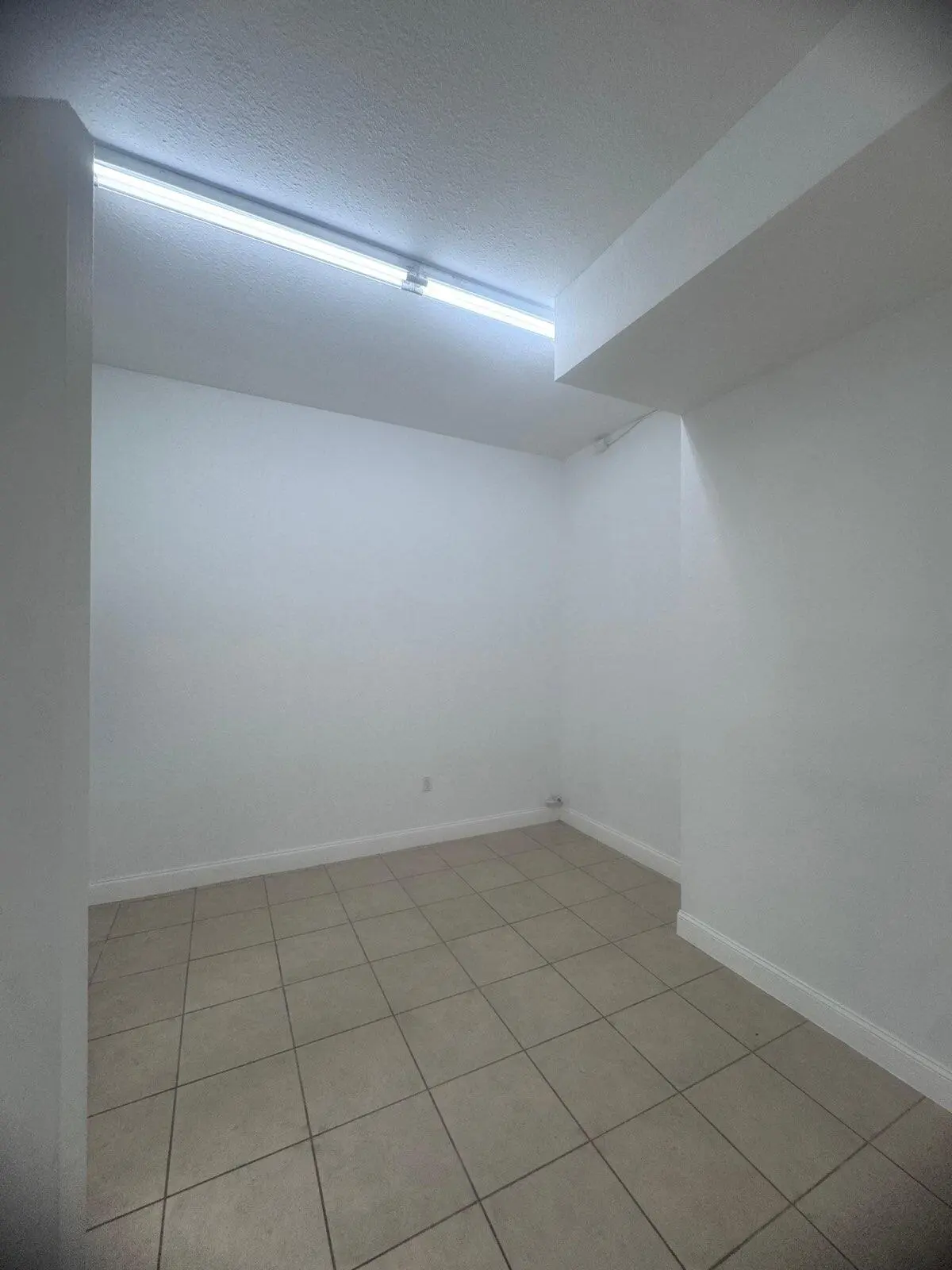 PHOTO-2026-09-15-15-51-49_32a9473f-fb48- at 2408 N DIXIE Highway 2408, Wilton Manors