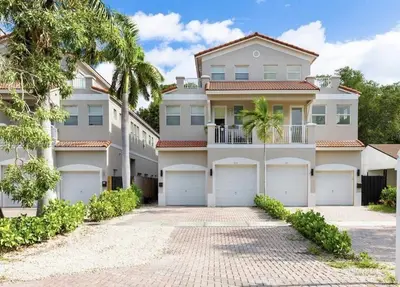213 SW 11TH Street 213, Fort Lauderdale – Townhouse for sale