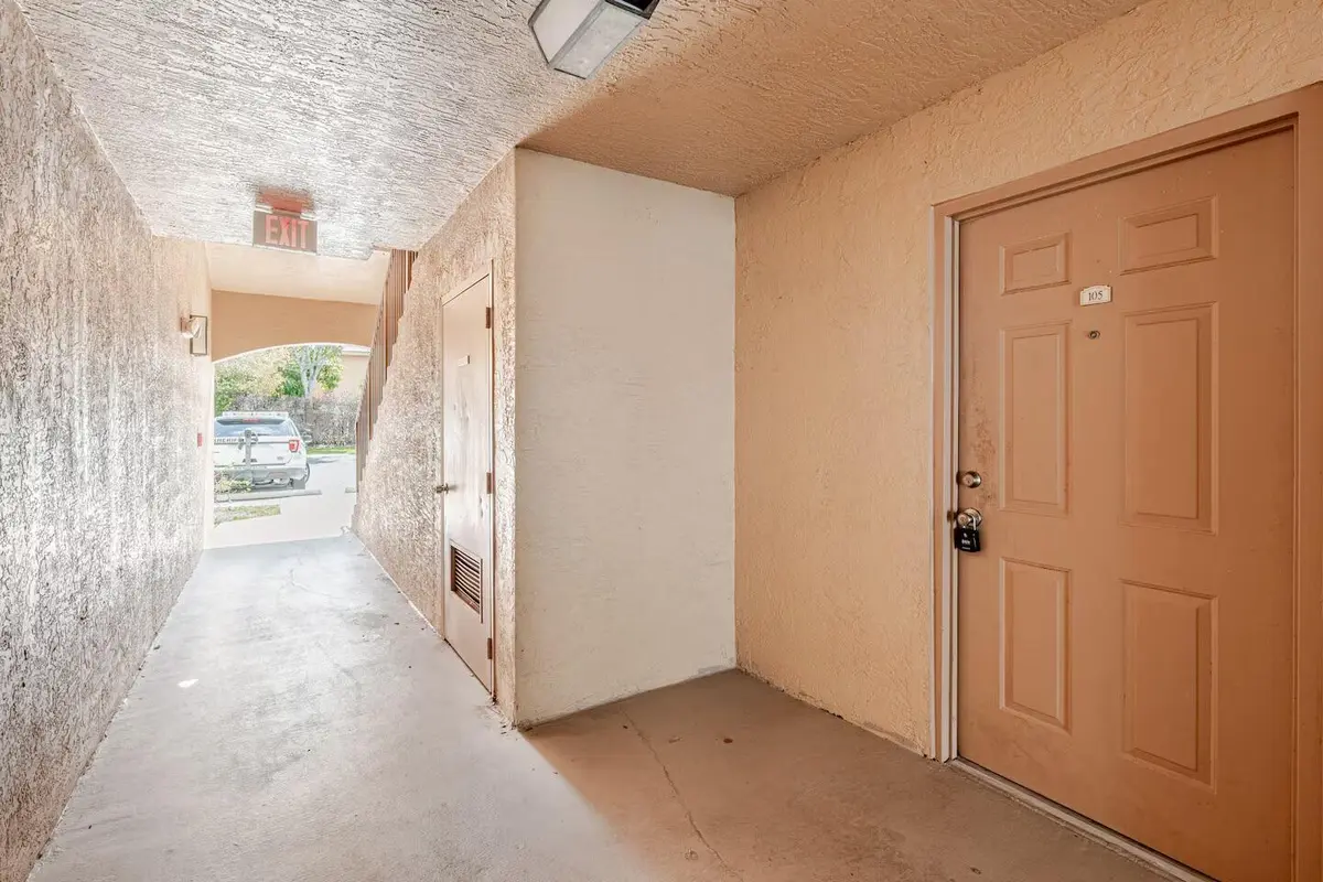 Entry at 4041 SAN MARINO Boulevard 105, West Palm Beach