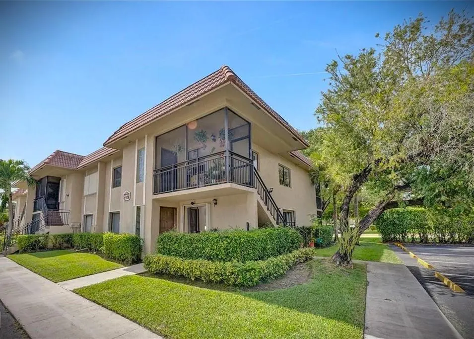Photo 2 at 334 LAKEVIEW Drive 204, Weston