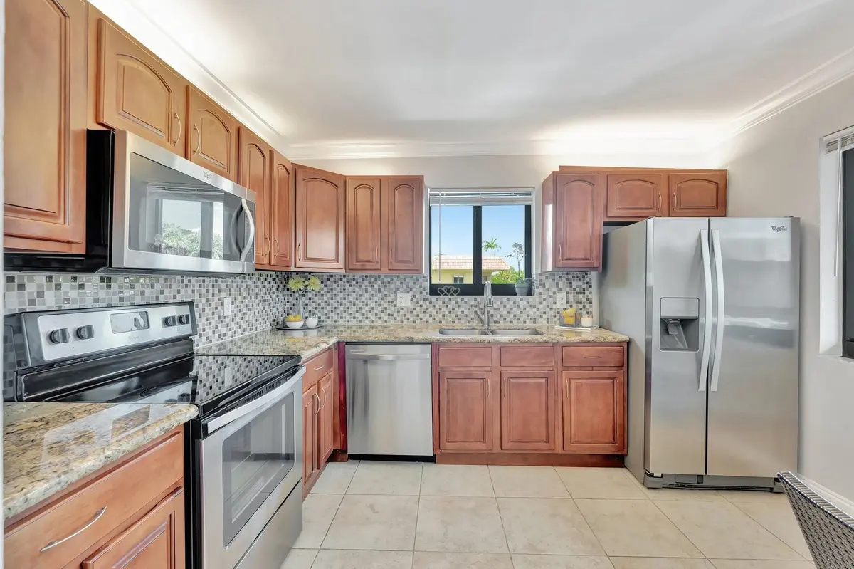 Photo 6 at 334 LAKEVIEW Drive 204, Weston