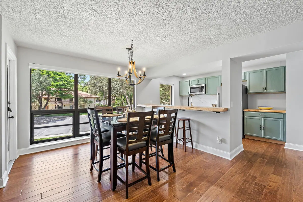 Dining at 130 Brackenwood Road, Palm Beach Gardens