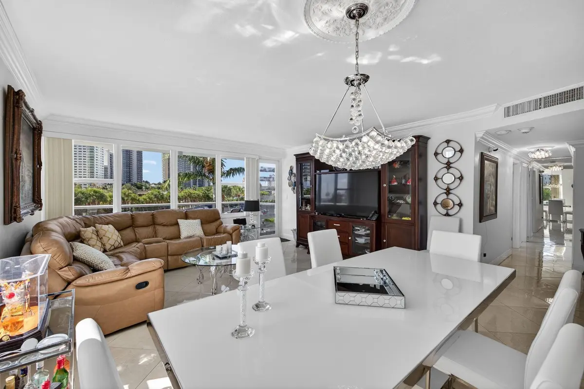 Crown molding at 3300 NE 36th Street 309, Fort Lauderdale