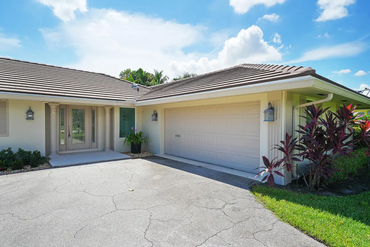 2 car garage plus oversized drive at 408 S Country Club Drive, Atlantis