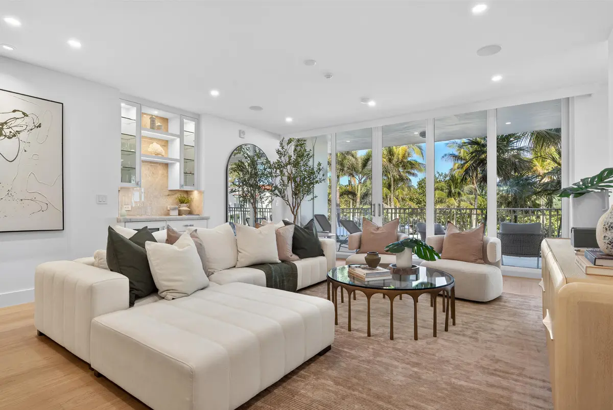 6_1 at 100 ROYAL PALM Way D2, Palm Beach