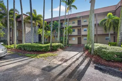 120 Sparrow Drive 304, Royal Palm Beach – Condominium for sale