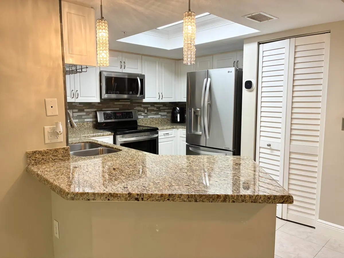 bar at 1000 CRESTWOOD Court 1005, Royal Palm Beach